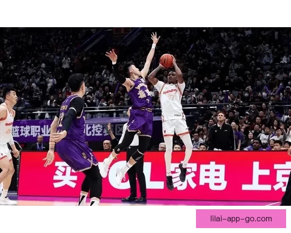 李弘权带领上海豪取十五连胜史密斯绝杀助深圳九连胜 李弘权带领上海豪取十五连胜史密斯绝杀助深圳九连胜